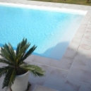 Aménager les bords de votre piscine avec des margelles en pierre reconstituée ! 