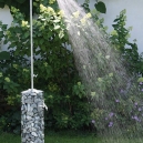 Une douche gabion dans son jardin : utile et décoratif