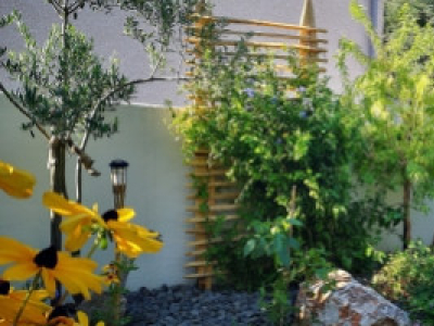 Idée déco jardin : détourner ganivelles et piquets en bois en claustra design