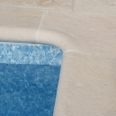 Margelle piscine en pierre reconstituée : galbée ou plate ?